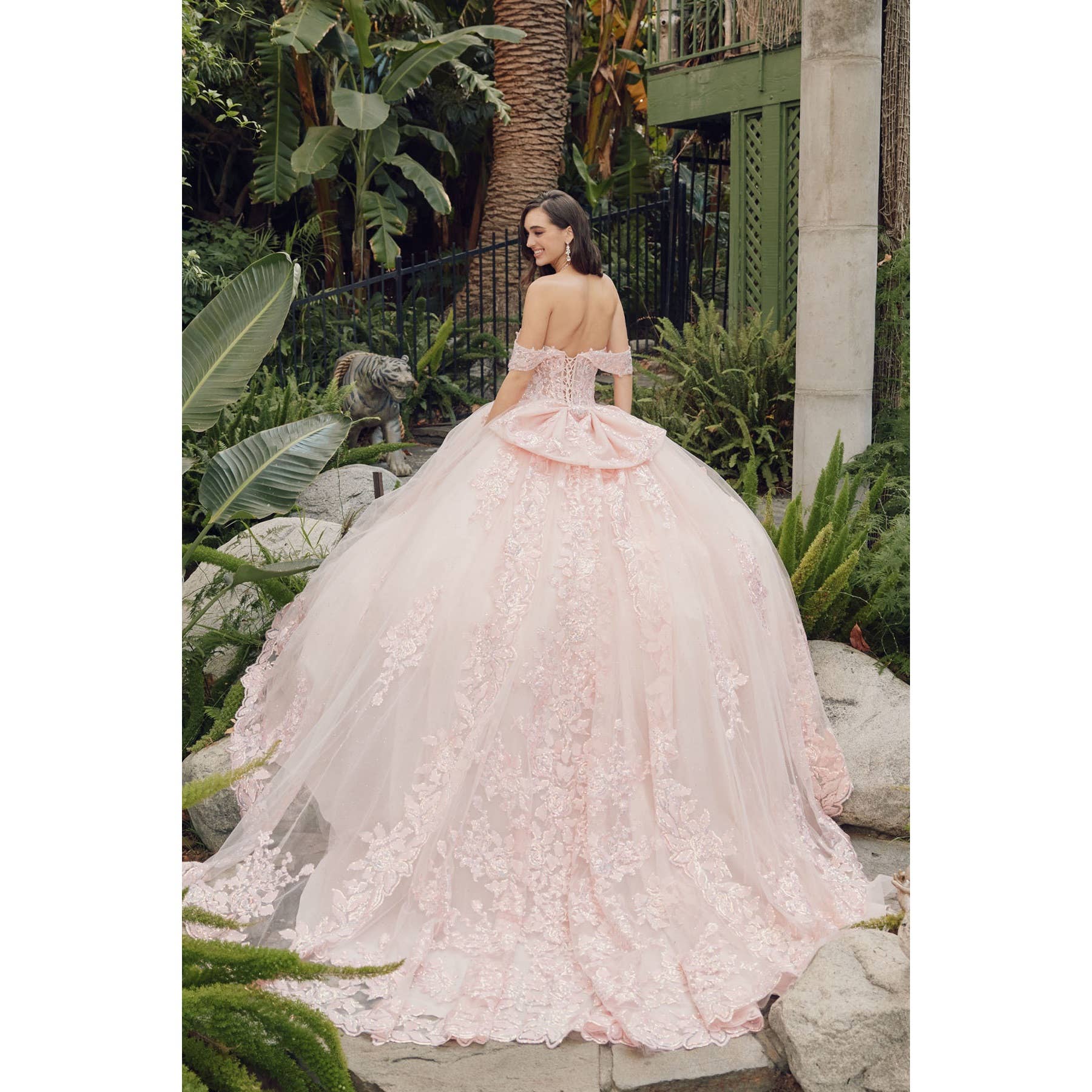 Juliet – Großhandel Abendkleid – Damen – Schulterfreies Quinceañera-Ballkleid mit Stickereien, Spitzenapplikationen und Schleife am Rücken8