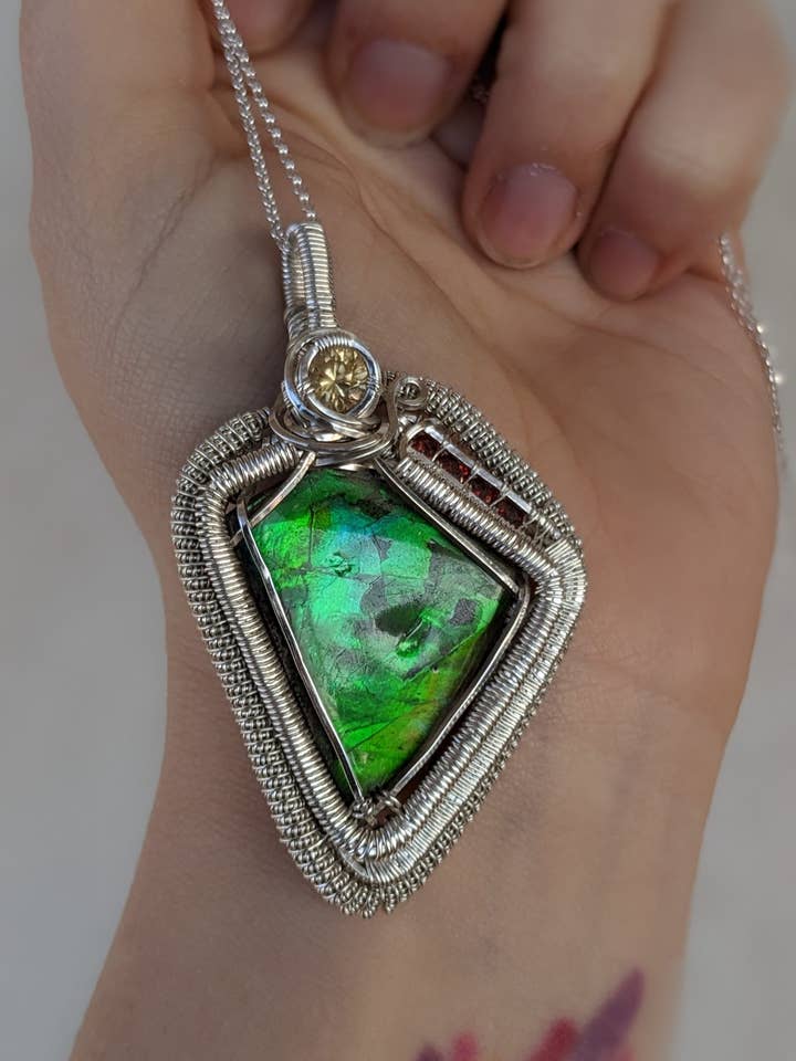 Ciondolo in ammolite, zircone, granati e argento sterling per la vendita all'ingrosso da parte di Le Tourbillon Minéral