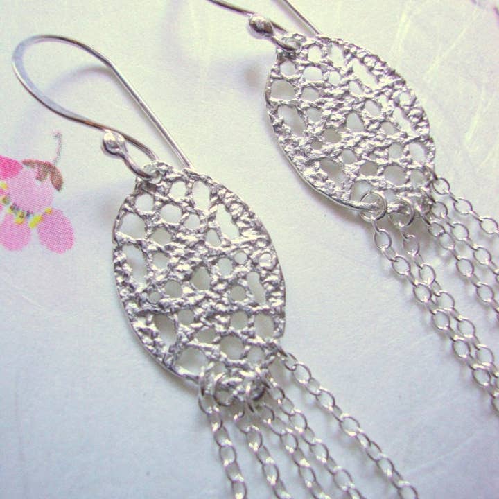 Boucles d'oreilles pendantes à franges en dentelle en argent sterling pour la vente par Sheena Jewellery
