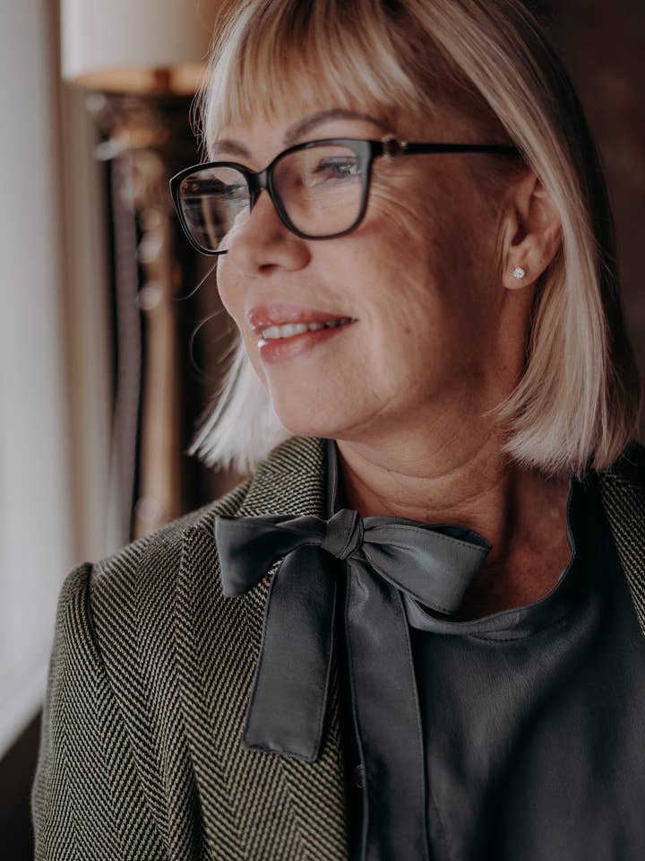 Blouse en soie grise Clematide pour la vente par Ca’ Beltà