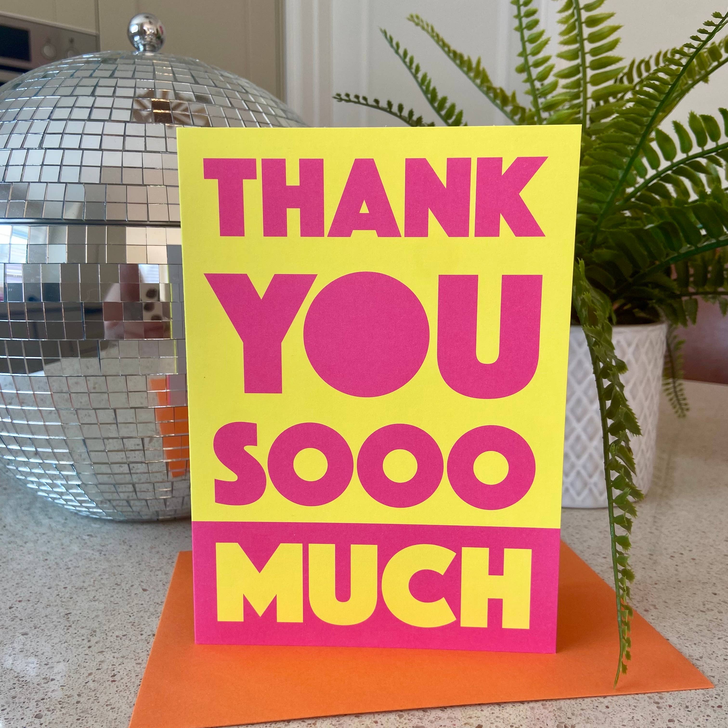 LoveLossDiscoballs - Vente Cartes de remerciements - Merci Beaucoup – Carte de Remerciement à la Typographie Vive et Audacieuse1