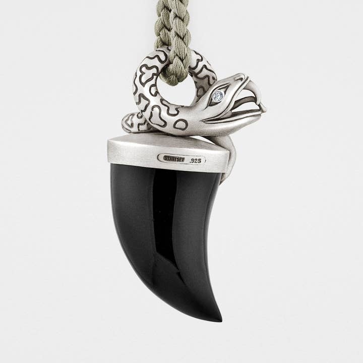 Collier pendentif serpent avec défense d'onyx noir pour la vente par Snake Bones
