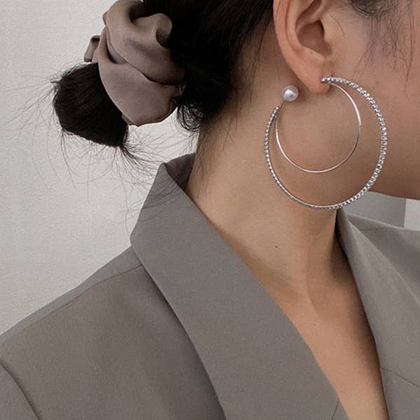 OURO Brincos de strass com pérolas geométricas irregulares originais para venda a revendedores na Faire1