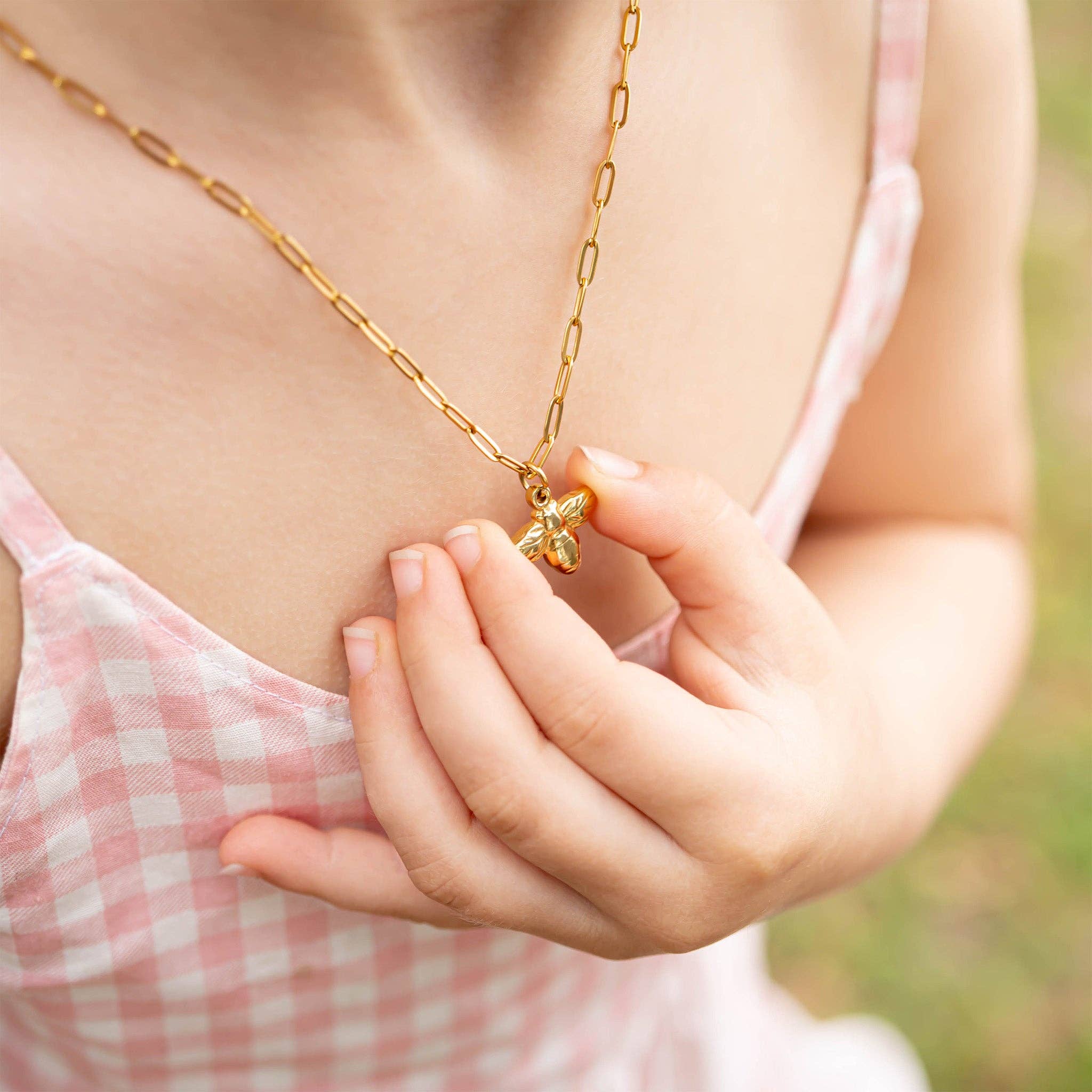 WJW – wholesale Jewellery set – 18K Gold PVD Mommy & Me Bee Matching Charm Necklace Set2