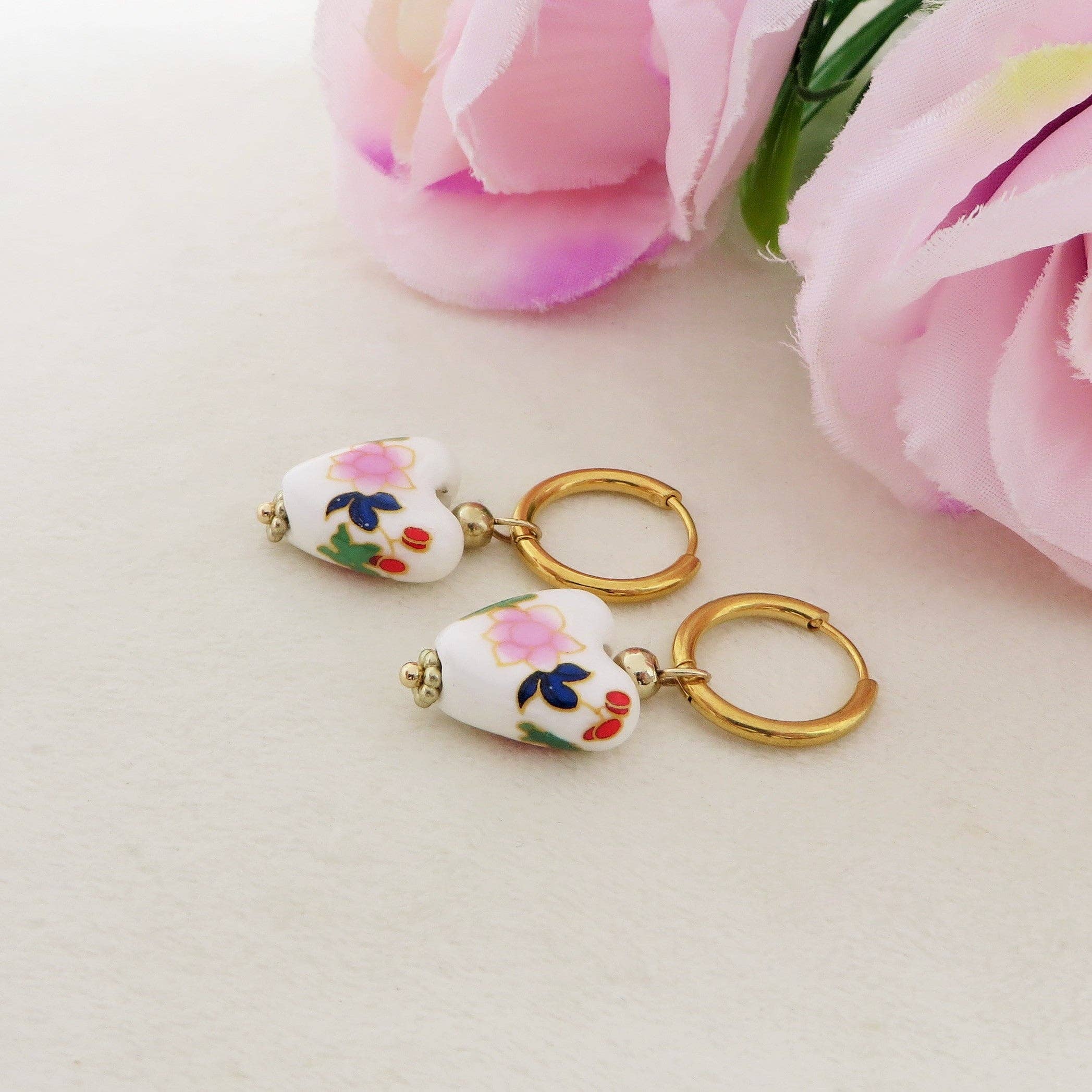 Daemon srls - Vendita all'ingrosso Orecchini pendenti - IRIS Baroque Majolica - Paio di orecchini a cerchio con cuore in maiolica barocca in acciaio inossidabile3