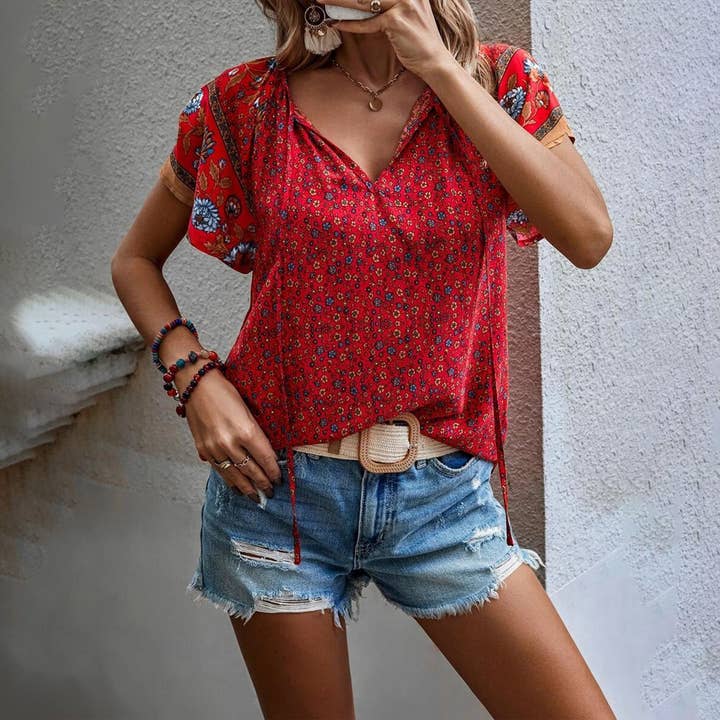 CHEMISE AMPLE À MANCHES COURTES ET COL EN V IMPRIMÉE DE STYLE ÉPURÉ pour la vente par Lily Clothing