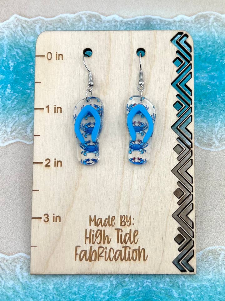 Boucles d'oreilles pendantes en acrylique découpées au laser Blue Crab pour la vente par High Tide Fabrication