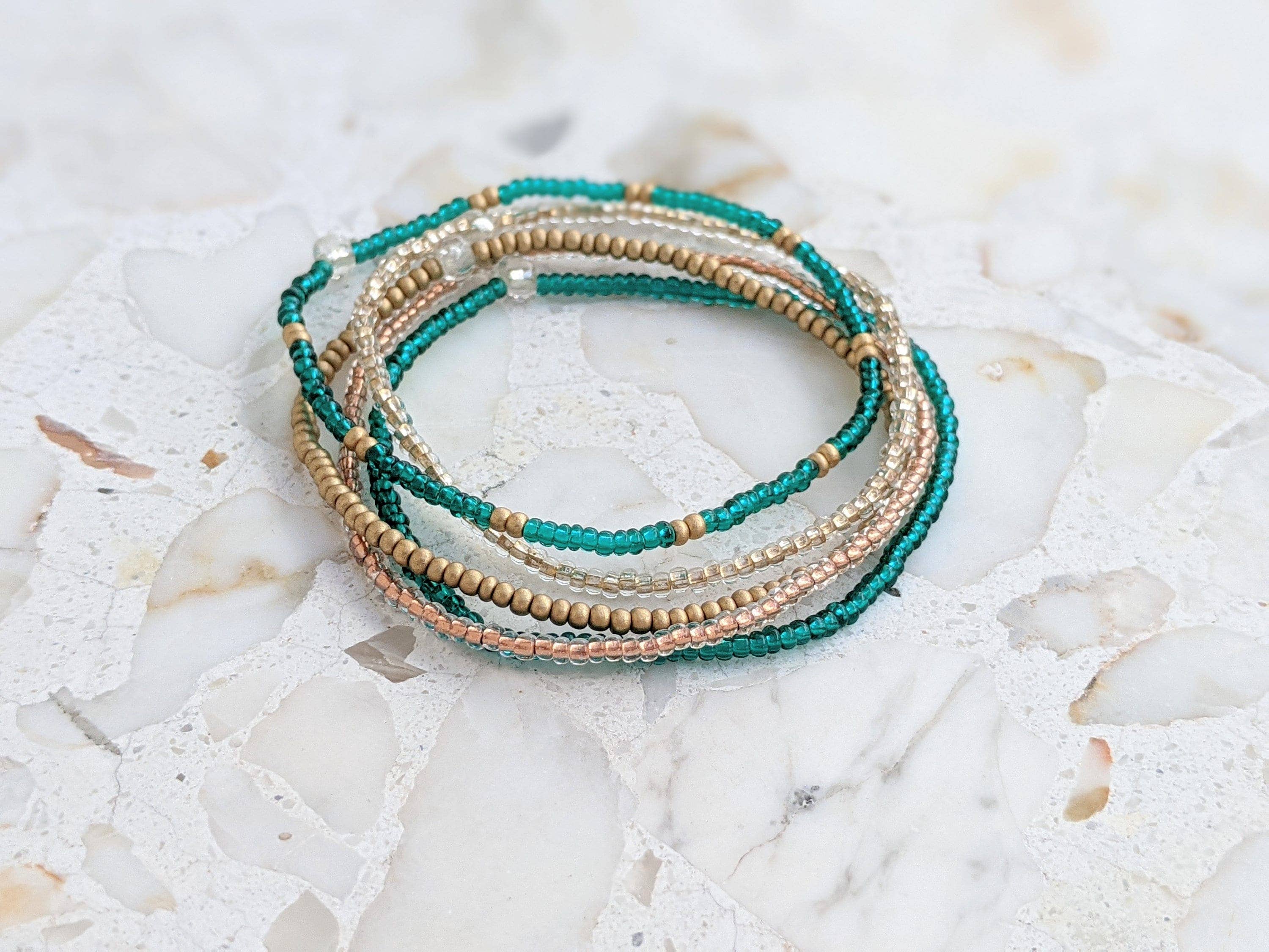 Caitlyn Clare Flair - Vente Parures de bijoux - Ensemble de bracelets extensibles minimalistes en perles Bracelets en perles de rocaille4