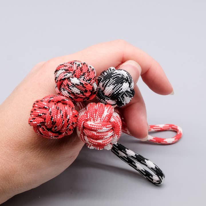 La Fabrique du Noeud – Engroshandel Nøglering - Unisex – „Monkey Fist“ Paracord Nøglering Flerfarvet Sort Hvid