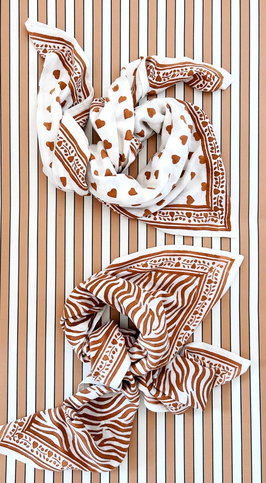 Maison Augustin – wholesale Halsduk - Dam – Vuxenscarf Love Kanel 100 cm1