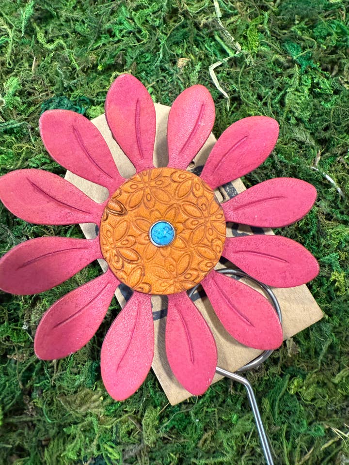 Rosa läderblommanålar för wholesale av Jamie Rae Makes