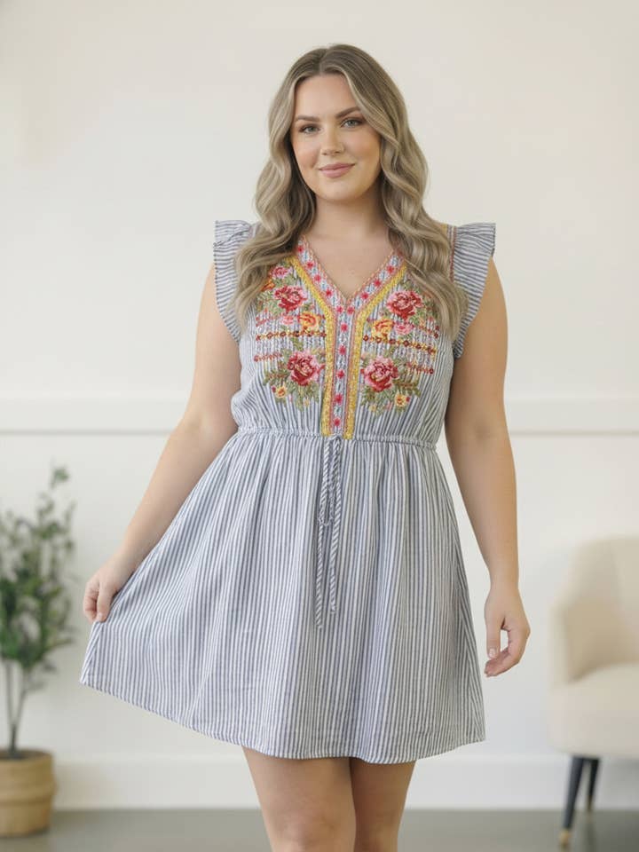 Plus gestreepte geborduurde jurk voor wholesale door Promenade