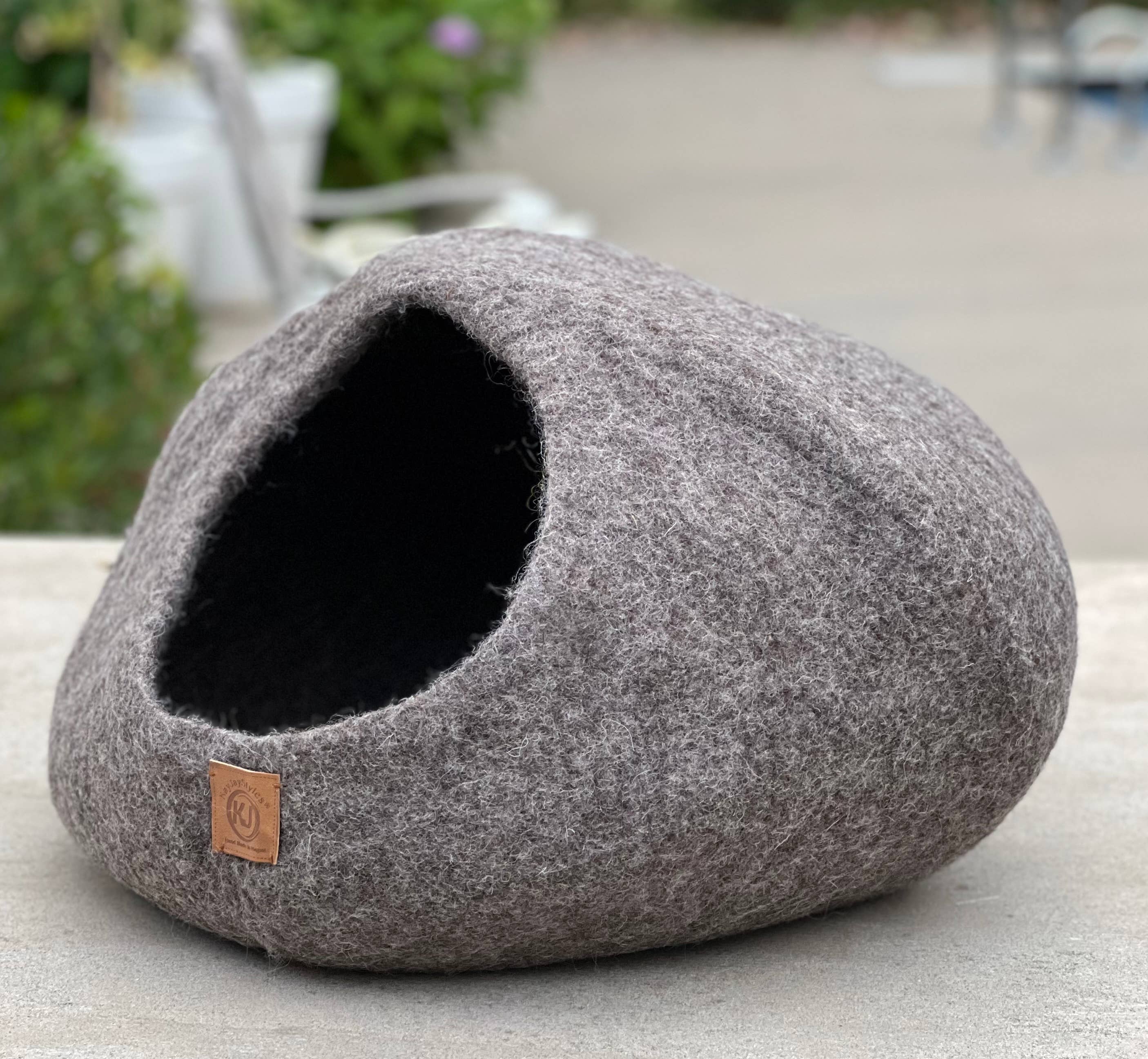 Lungta Imports - Wholesale Pet Cave - Cat/Dog - Hand Made Felt Wool Cat Cave / Cat Bed / Warm Cat House (Cop4