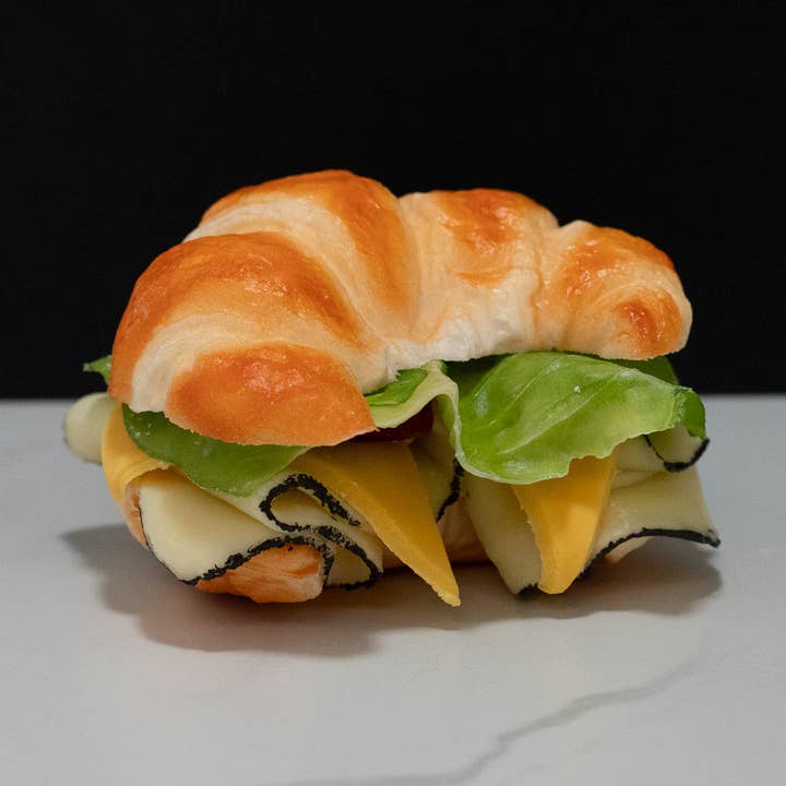 Fake Turkey Sandwich op een croissant voor wholesale door Just Dough It! Fake Foods