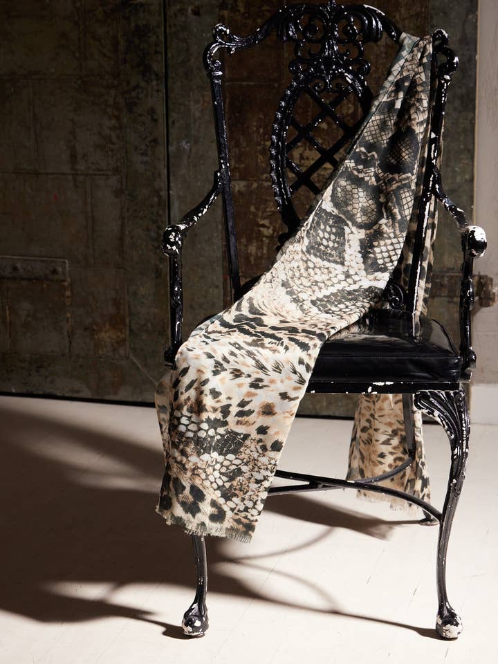 Schal mit Tiermuster für den Großhandel von CIRCULAR PATH