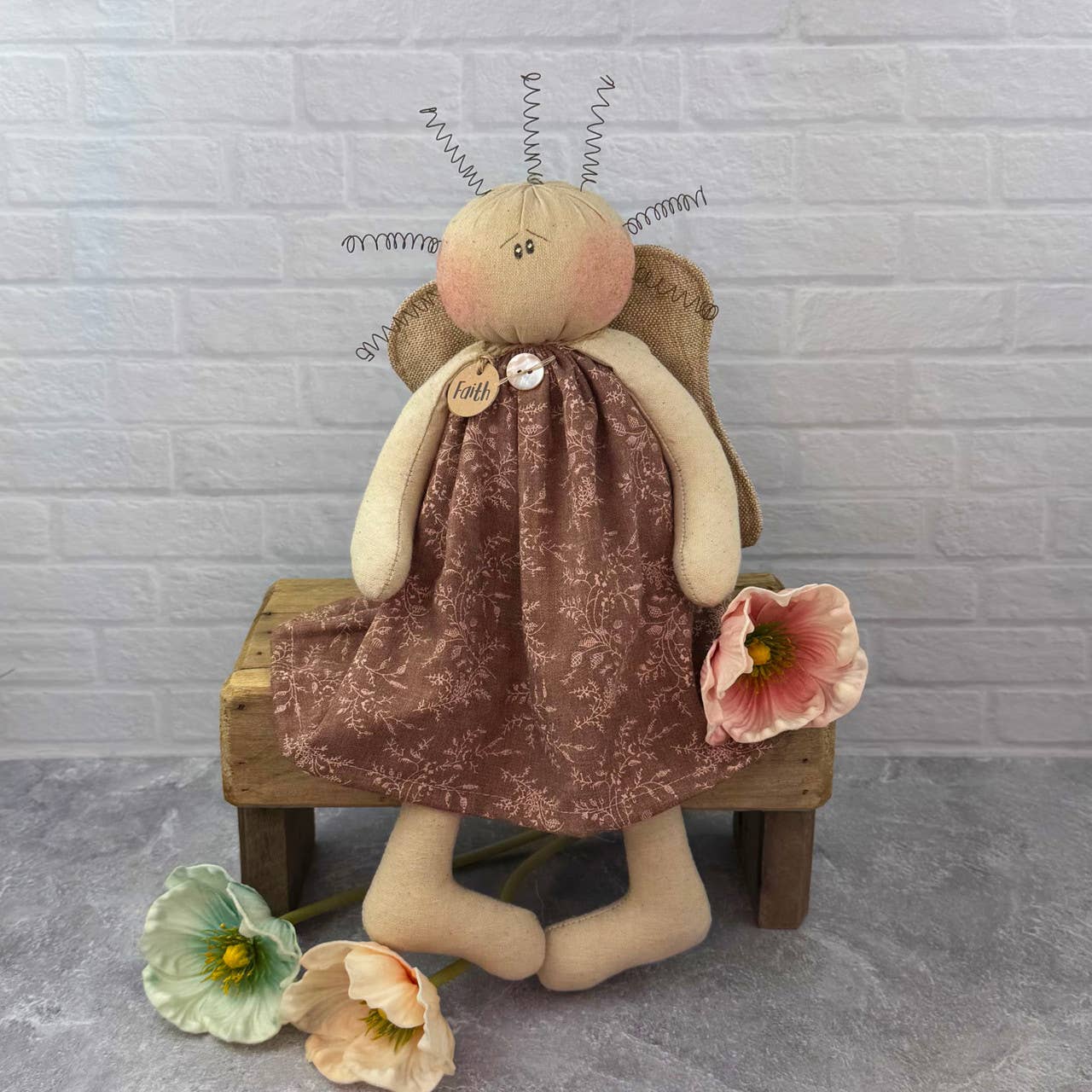 Honey and Me – wholesale Decorative figurine – Faith the Inspirational Angel-Girl