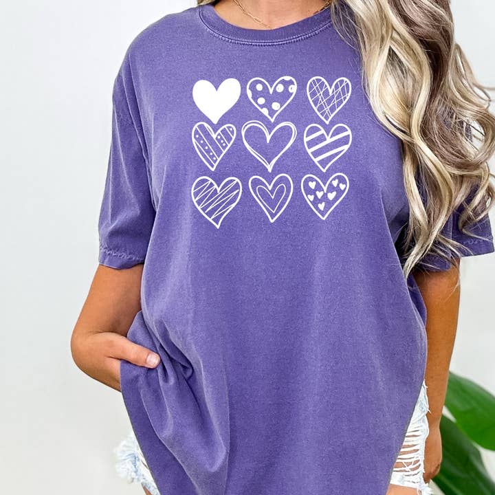 Cœurs - T-shirt graphique Comfort Color - Saint-Valentin pour la vente par Classy Crafts Wholesale