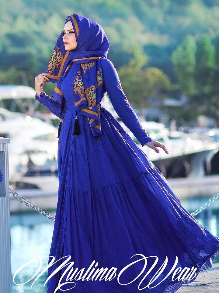 ROBE BRODÉE EN PUR COTON BLEU ROI pour la vente par Muslima Wear