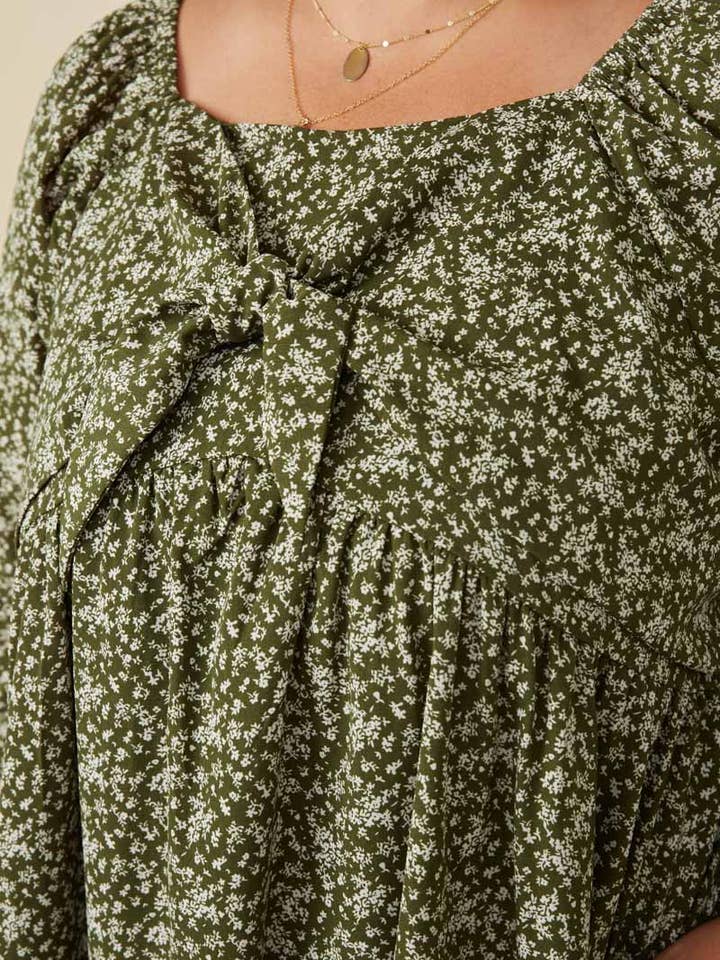 Oliven Kjole med småblomstret mønster, bindebånd foran og smockryg til kvinder for engroshandel på Faire10