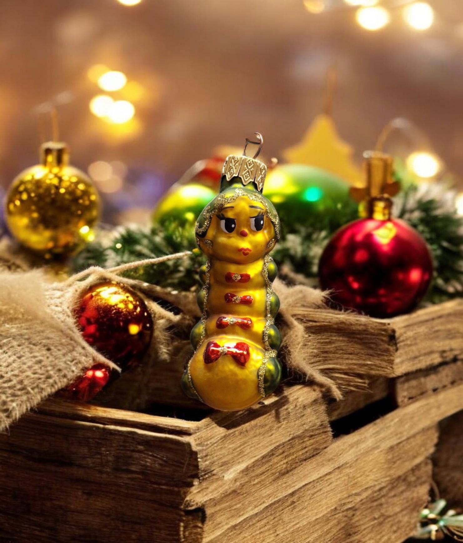 Glass by Iness - Vente Objets de décoration - Ornement Chenille - Fait Main en Ukraine - Ornement en Verre Soufflé - Décoré à la Main - Ornement Souvenir - Chenille - Ornement Figuratif1