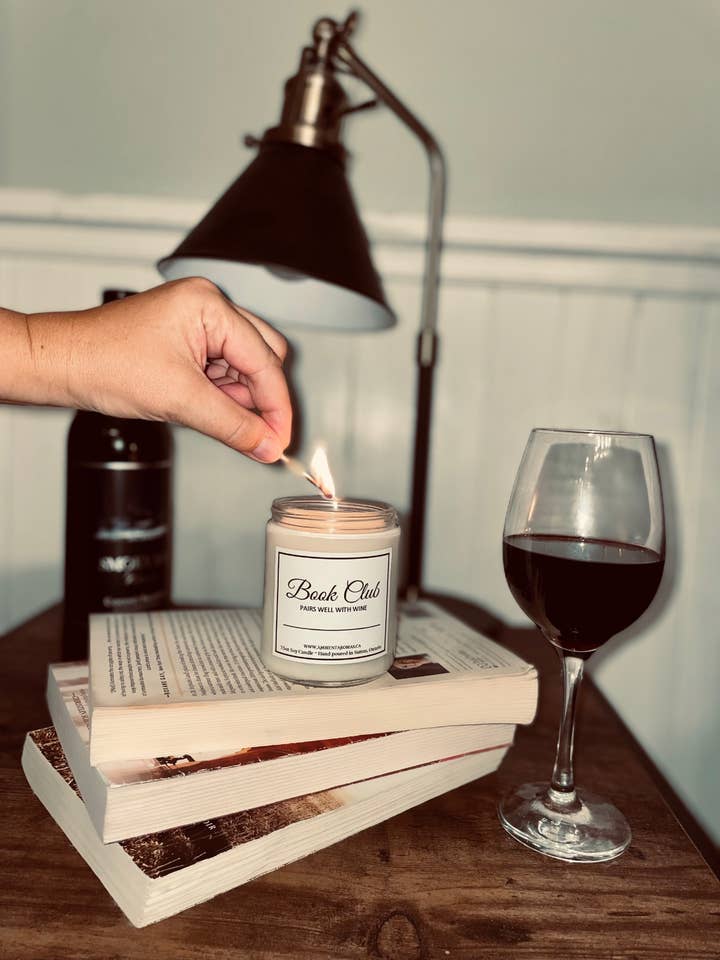 Club de lecture - S'accorde bien avec le vin. Bougie de soja pour la vente par Ambient Aromas