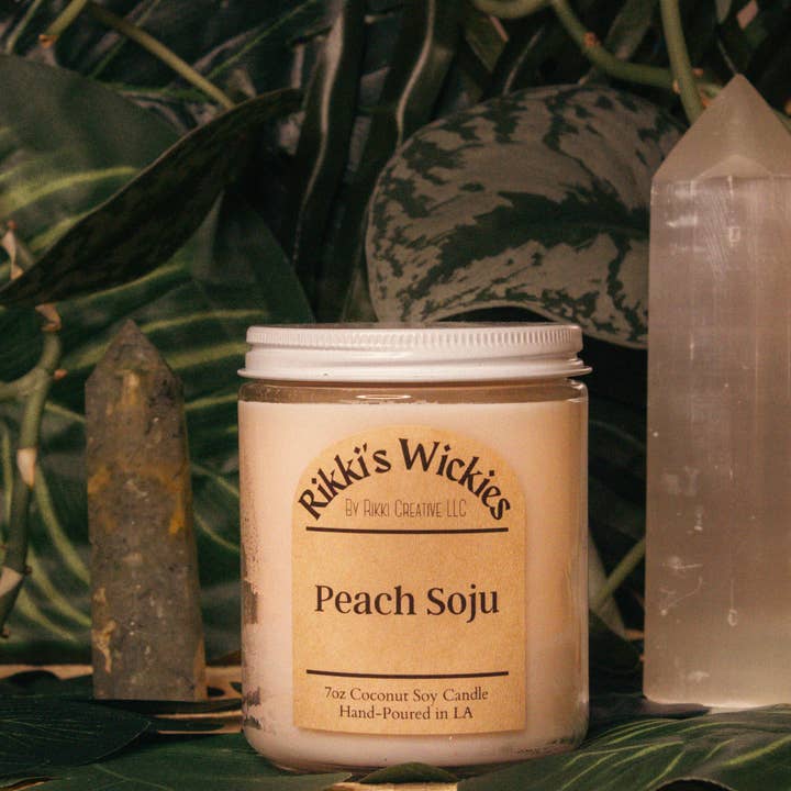 Bougie Peach Soju 7 oz pour la vente par Rikki’s Wickies + Other Thingies