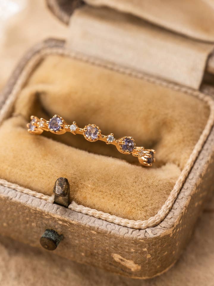 Anillo, delicado anillo apilable de amatista, piedra natal de febrero para venta al por mayor de Camellia NYC