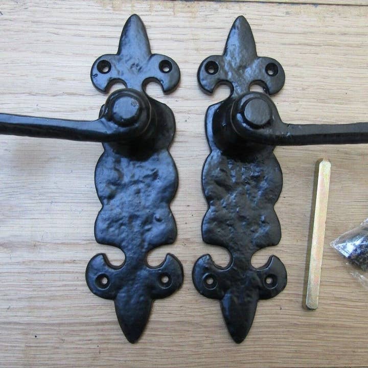 Paar Fleur De Lys Hebelverriegelungsgriffe Schwarz Antik für den Großhandel von IronmongeryWorld