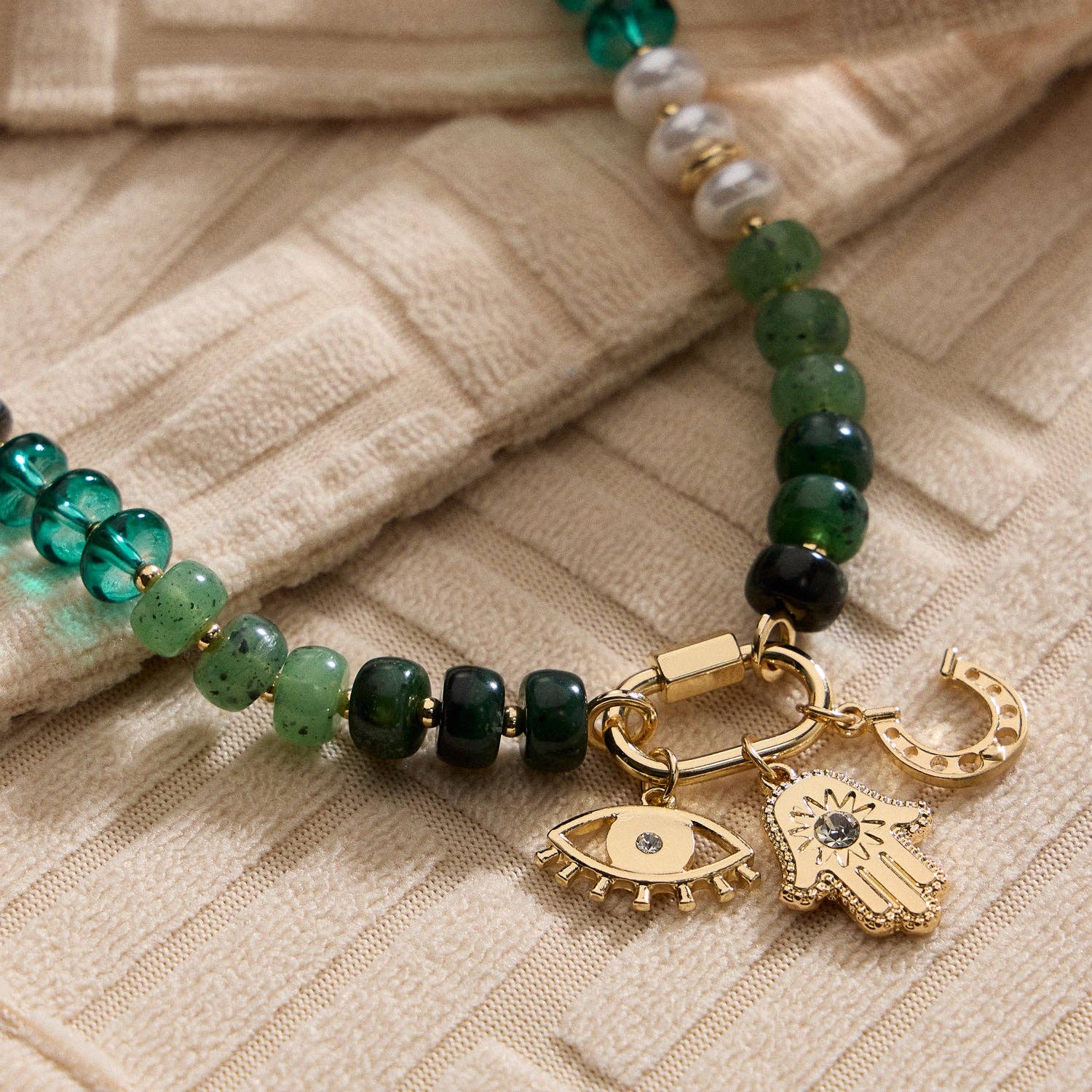 Frem – wholesale Hänge-/berlockhalsband – Flerskiktat glaspärlhalsband med trio av berlocker2