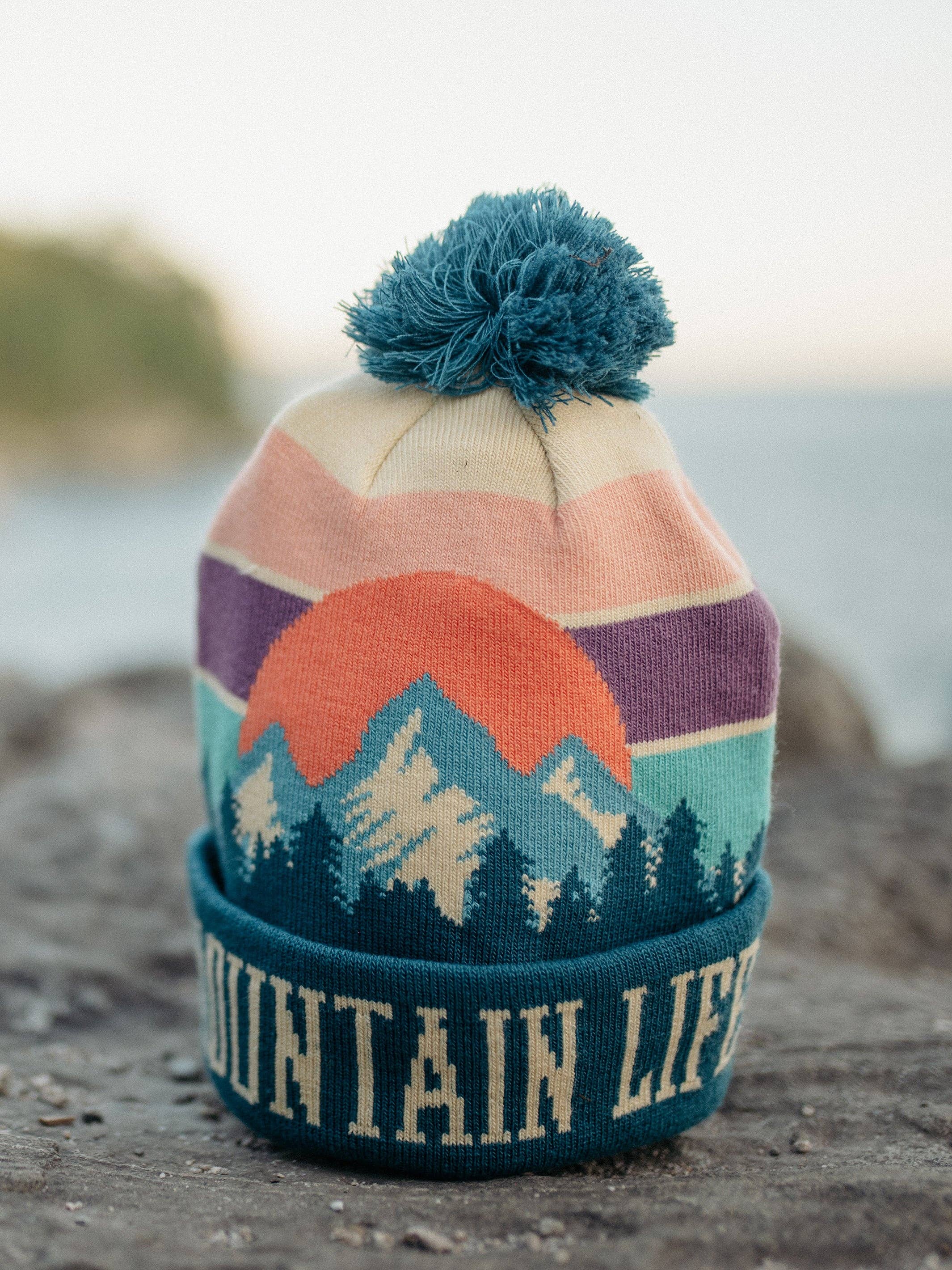Northern Icons Creations INC - Vente Échantillon pour commerçant – vêtements unisexes - Bonnet en tricot Mountain Life avec pompon, chapeau d'hiver pour la randonnée, le camping et les activités de plein air.1