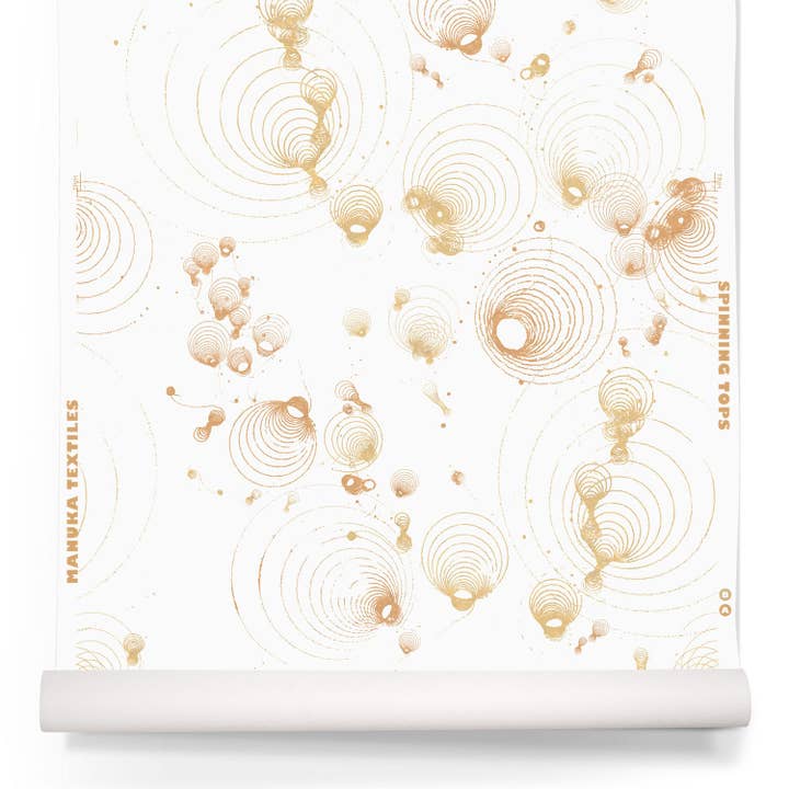 Papier peint Spinning Tops, or métallique et or rose sur blanc os pour la vente par Manuka Textiles