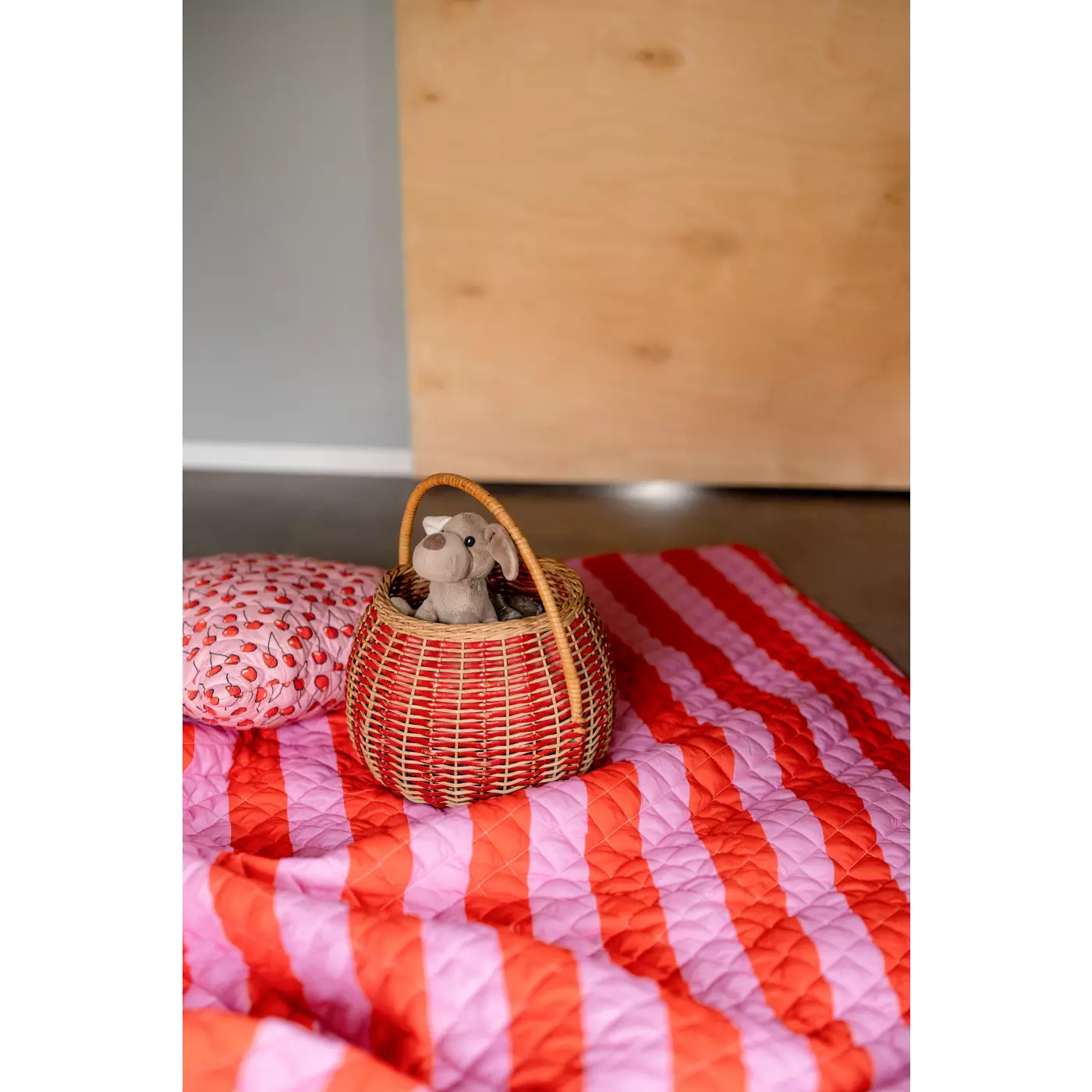 Lempi Lifestyle - Wholesale Throw Blanket - Lempi Red Pink Stripe Tikkitäkki2