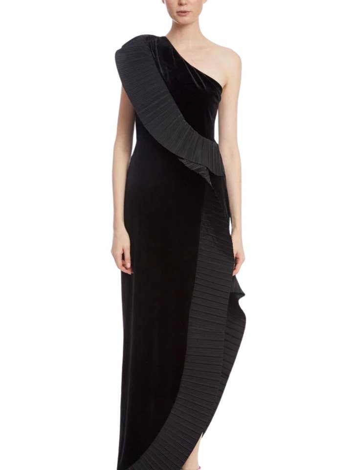 Vestido de fiesta ajustado de un solo hombro asimétrico con volante plisado sin mangas en terciopelo negro de One33 Social Mercer. para venta al por mayor de Immediate Apparel