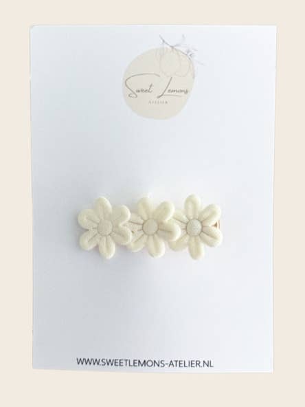Clip para cabello con flores en blanco suave para venta al por mayor de Sweet Lemons Atelier