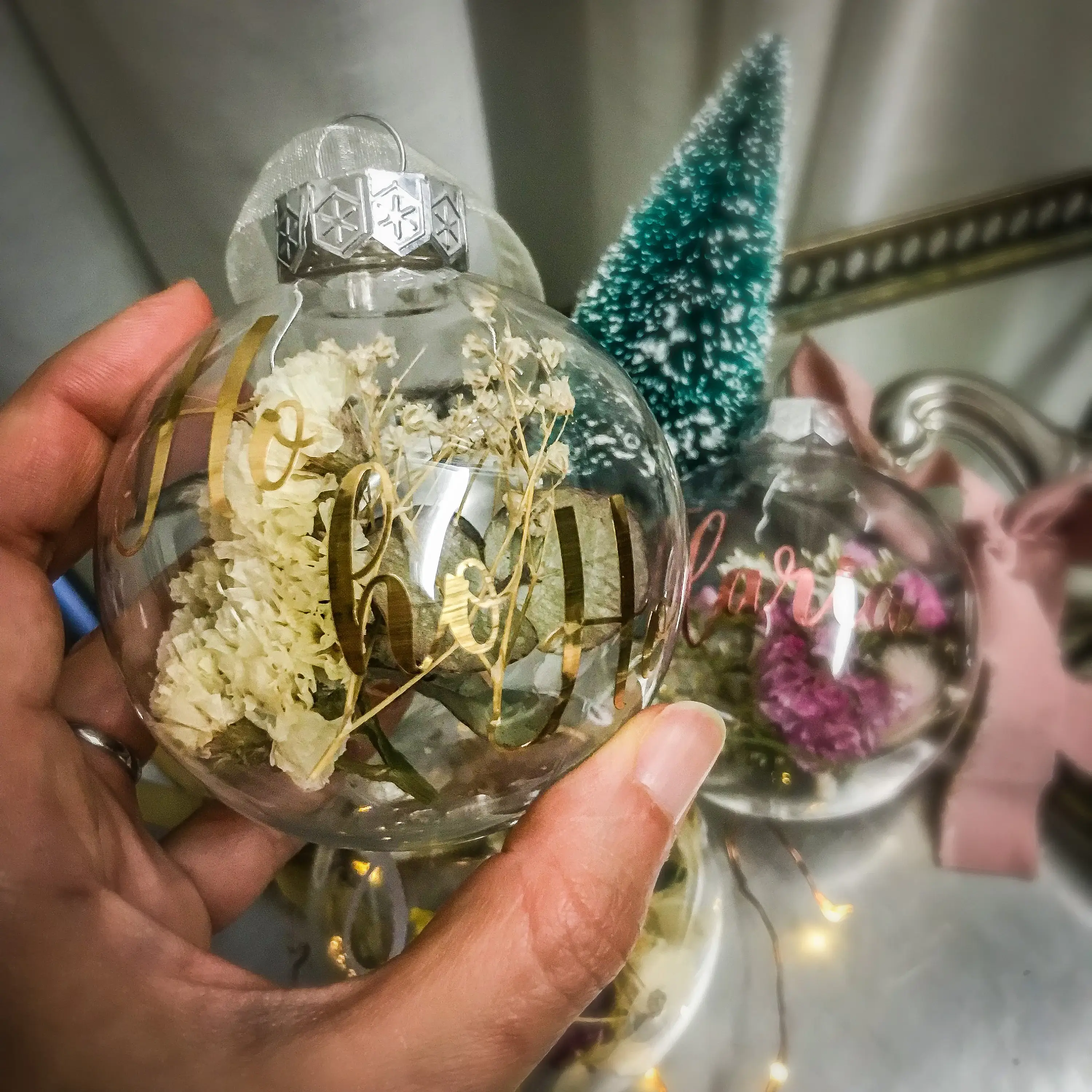 HyggeBazar - Ilaria Faraoni - Vente Objets de décoration - Décorations de Noël bohèmes artisanales avec fleurs séchées et inscription personnalisée2