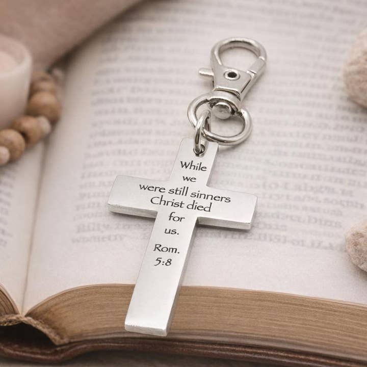 Cristo Murió Por Nosotros Romanos 5 8 Clip En Encanto Regalo de Fe Encanto de Cruz Cristiana Accesorio de Escritura para venta al por mayor de JKCE Designs