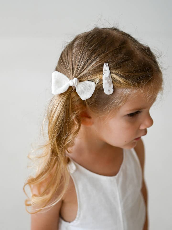 Small toddler hair bows, Mini Handtied 100% linen hair bows for wholesale by Lanika Atelier, Nika Korošec s.p.