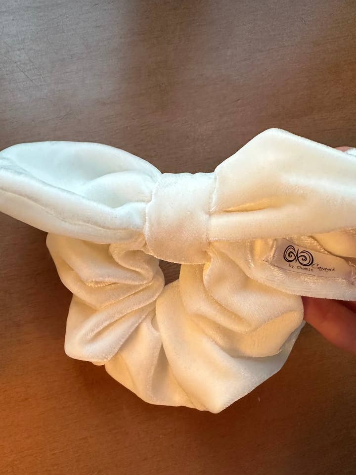 Scrunchie med hvidt bånd for engroshandel hos Caramì