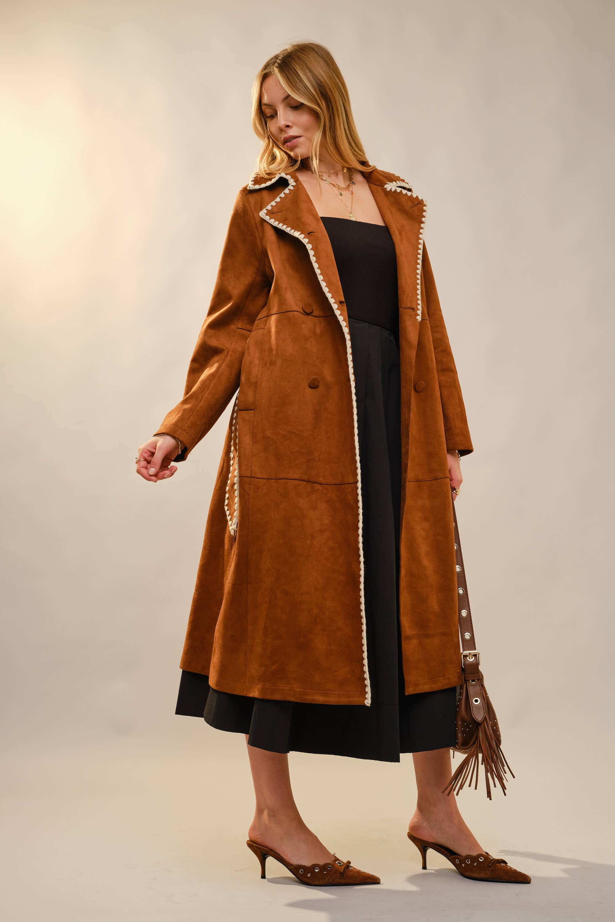 RUST 23592J Trenchcoat i imiteret ruskind med broderet kant for engroshandel på Faire8