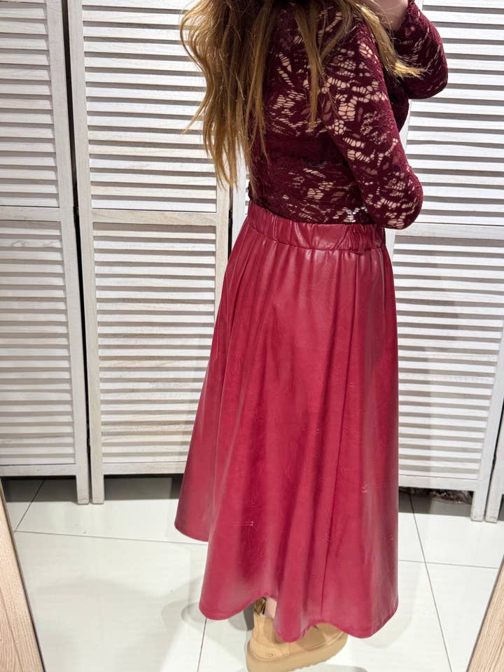 VICTORIA&ISAAC - Wholesale Skirt - Women's - Mid-length flared faux leather skirt - J6755bordo1