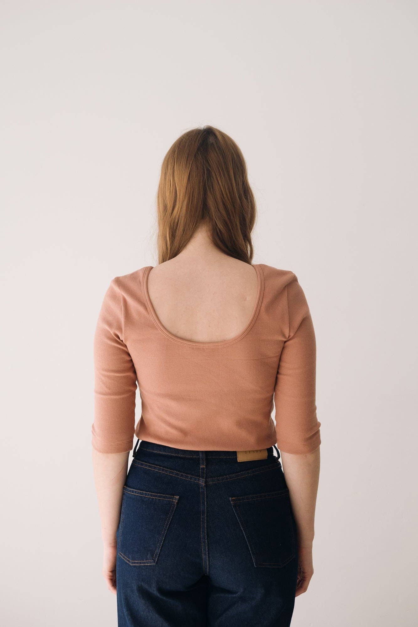 Roze Organische ribgebreide top met boothals in roze voor groothandel op Faire7