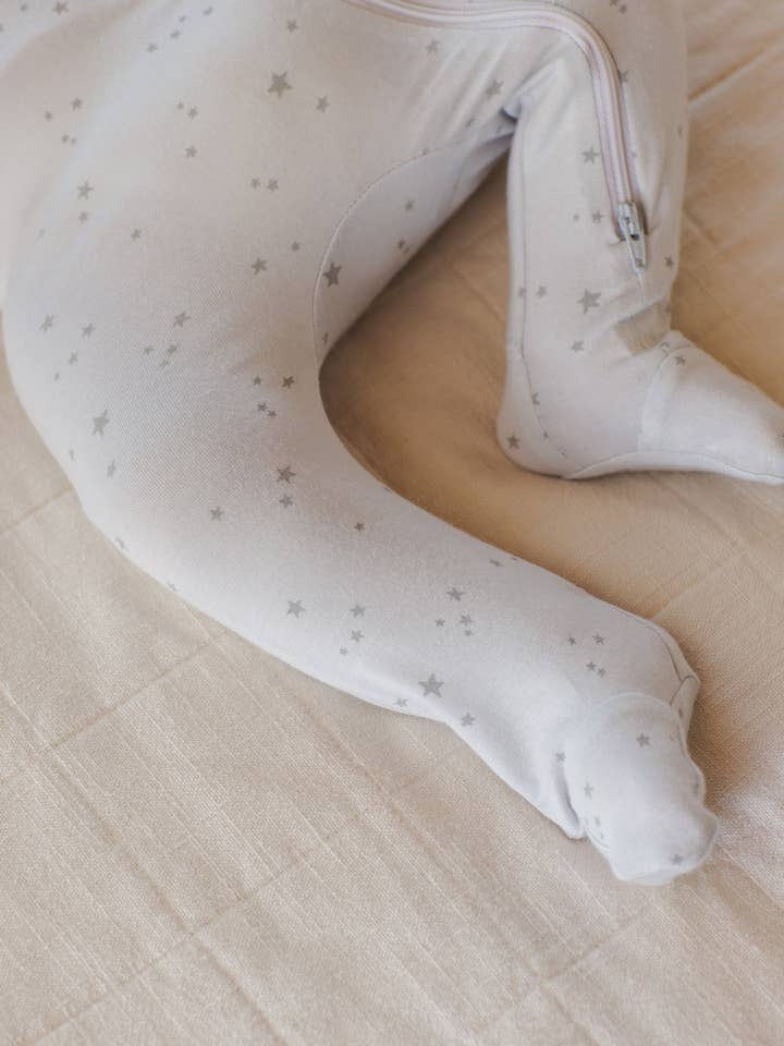 Quincy Mae - Wholesale Jumpsuit - Baby - Modal Zip Footie Stars Fog3