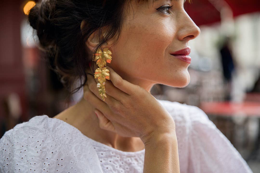 LES COURONNES DE VICTOIRE – wholesale Hängande örhängen – Montmartre örhängen med förgyllda vinblad och pärlor1