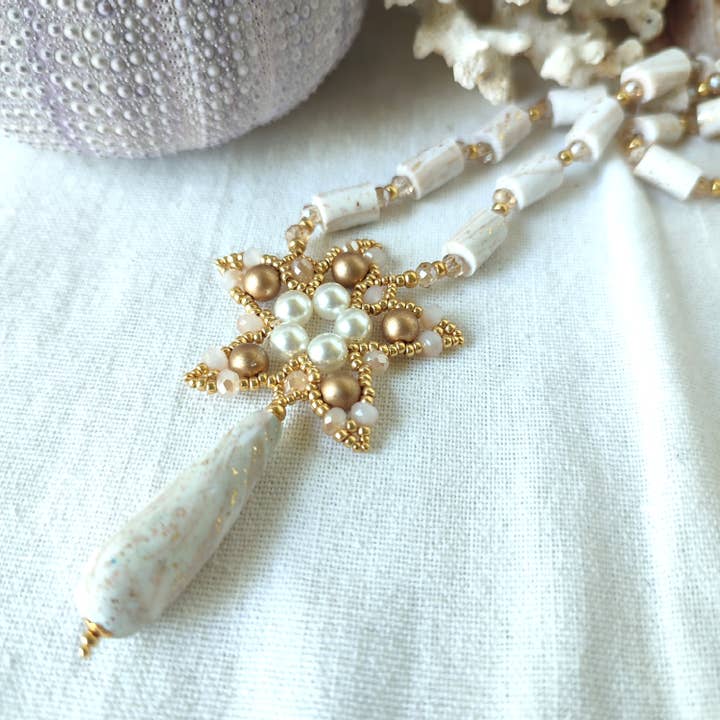 Collana artigianale con stella marina in perle e cristalli per la vendita all'ingrosso da parte di Petali e passioni di Bononcini Monica