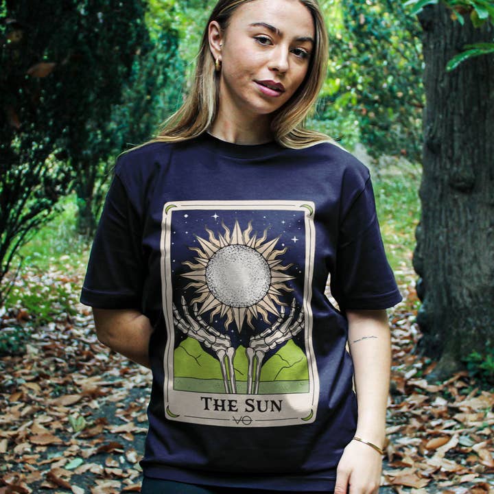 Maglietta Tarocchi del Sole (Unisex) per la vendita all'ingrosso da parte di VO