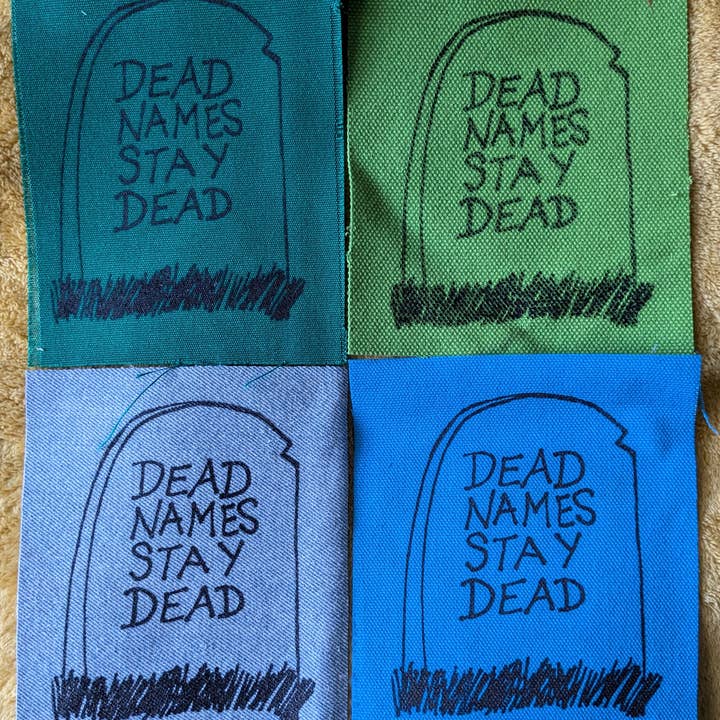 Zeppy Stardust Studios - Venta al por mayor Parches - Parche serigrafiado de Dead Names Stay Dead3