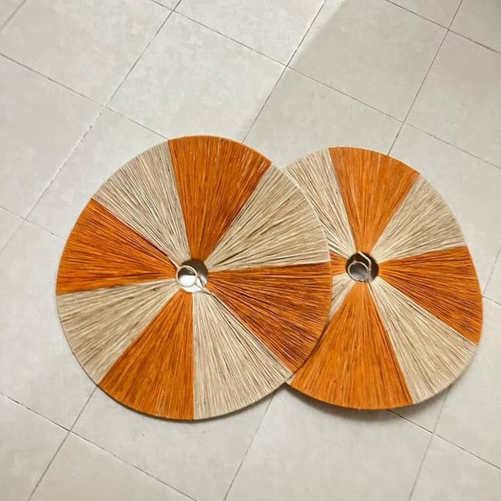 Set mit 2 Natur-Raffia-Hängeleuchten in Orange und Beige für den Großhandel von Gran Wholesale