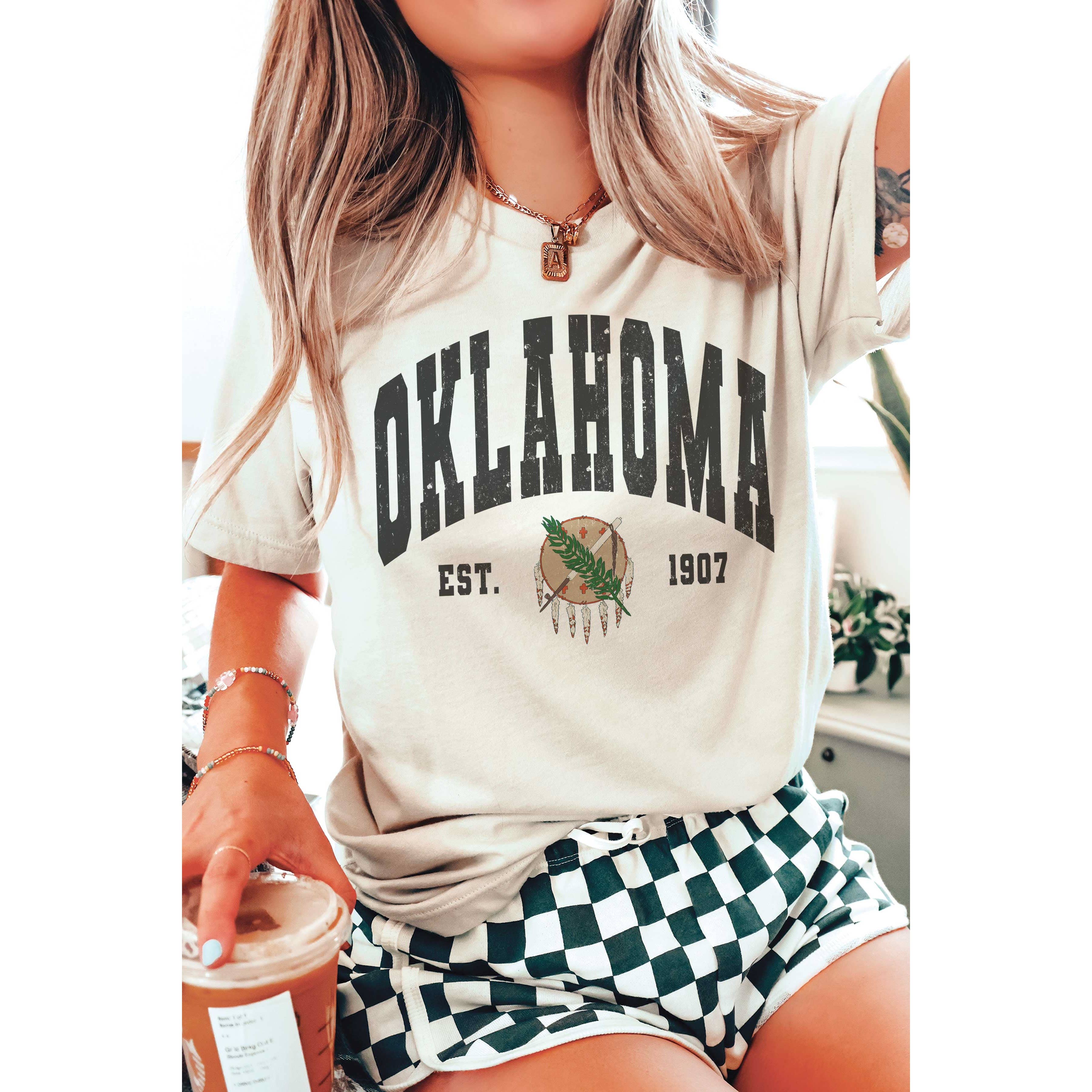 A. BLUSH CO – T-shirt gráfica - Mulher por atacado – T-shirt Gráfica OKLAHOMA OSAGE SHIELD2