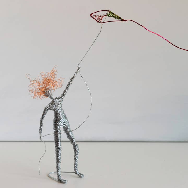 Haritopoulou - Wholesale Beeldje/beeldhouwwerk - Krullend haar vrouwenfiguur met vlieger, Vrouwendraadsculptuur