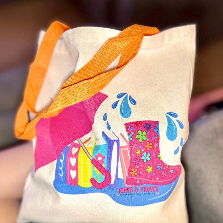 Bolso de lona para saltar charcos en un día lluvioso | Regalo caprichoso para amantes de los libros | Bolso de botas de lluvia florales | Bonito bolso reutilizable para lectores | Estética literaria para venta al por mayor de Tomes and Troves, LLC